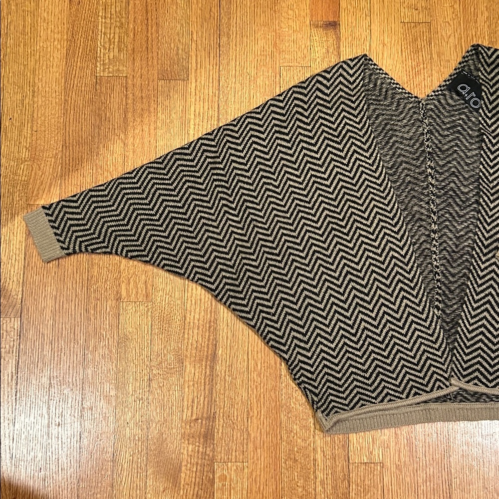 A+Ro Black and Tan Chevron Patterned Cardigan Size Small - Picture 16 of 16